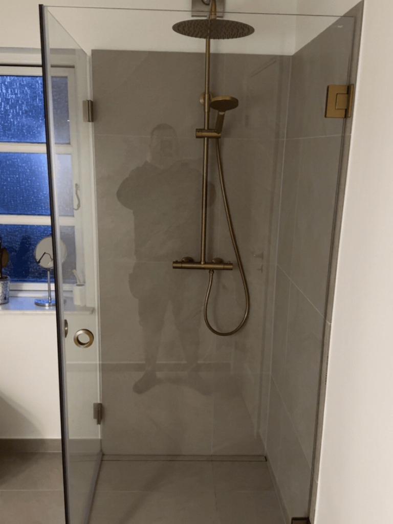Brusekabine med messing-armatur