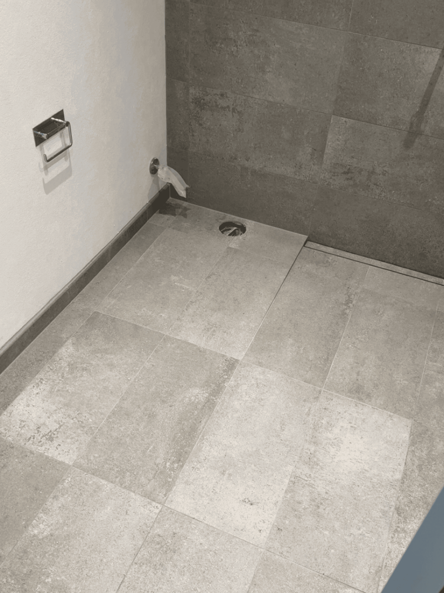 Detalje af gulvfliser i bruseniche