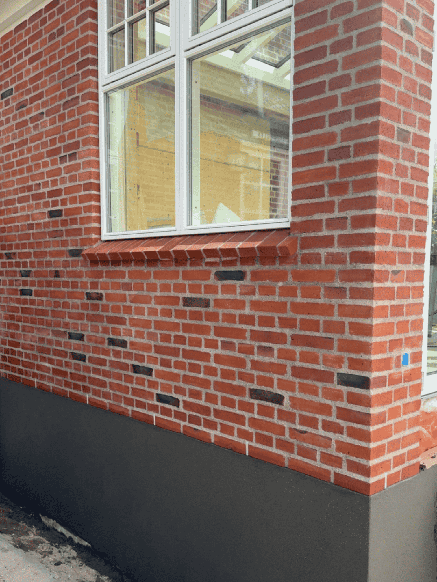 Renoveret murstensfacade med vinduessæt