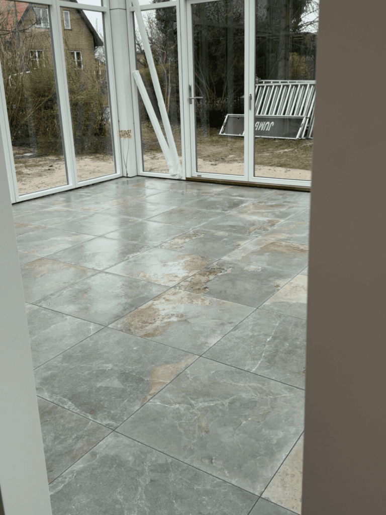 Detalje af lagt flisegulv ved havedør